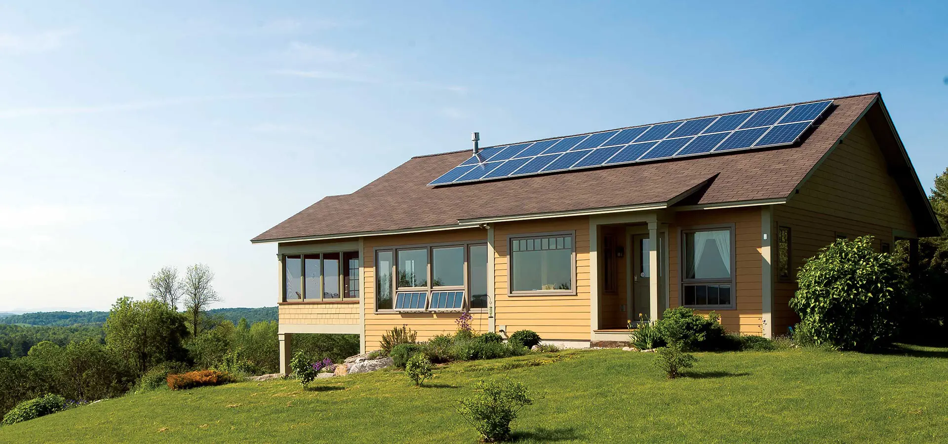 Home in Loomis, CA with rooftop solar panels